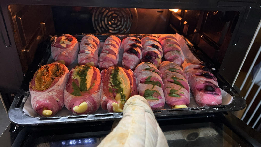 现在火龙果像不要钱一样！趁便宜火龙果面包吧