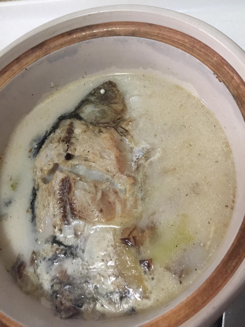 鲜浓鱼汤鲤鱼汤（鲫鱼汤）