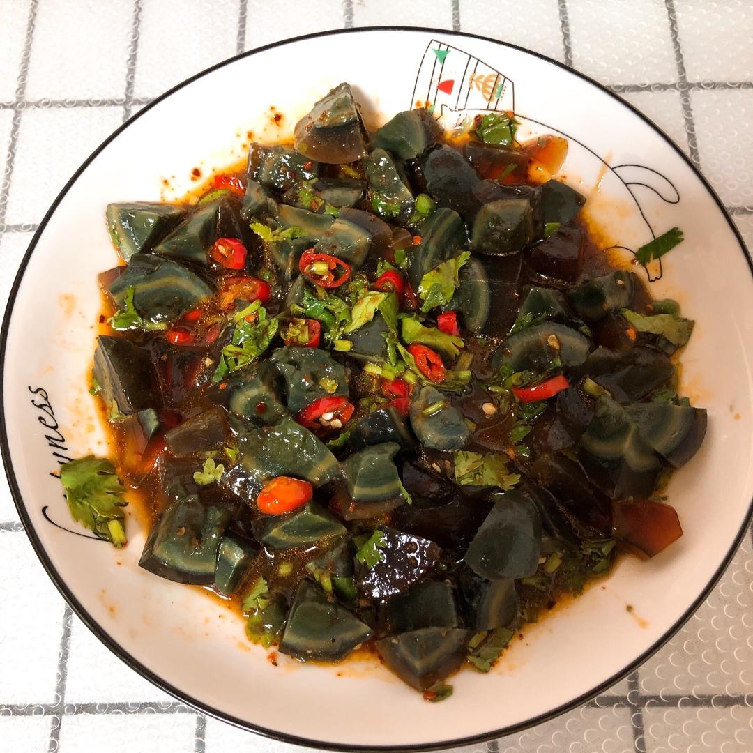 ㊙️火爆香菜拌皮蛋🔥香辣开胃又下饭～