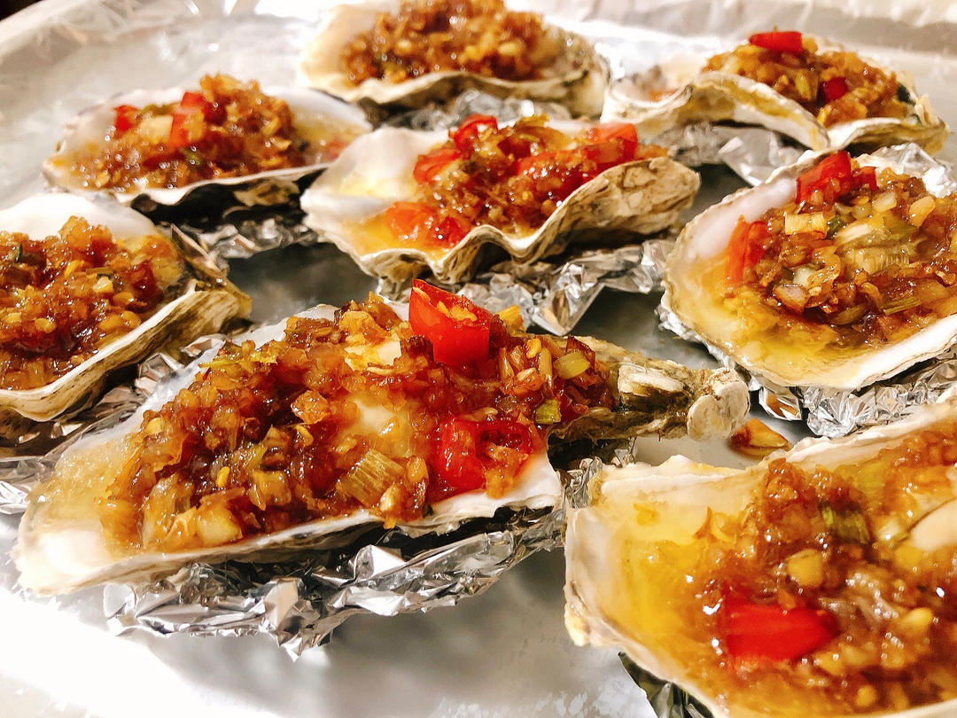 小鑫鑫笑笑做的烤生蚝