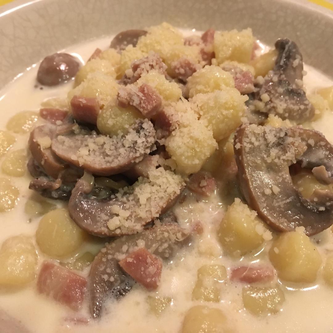 奶油蘑菇培根意面