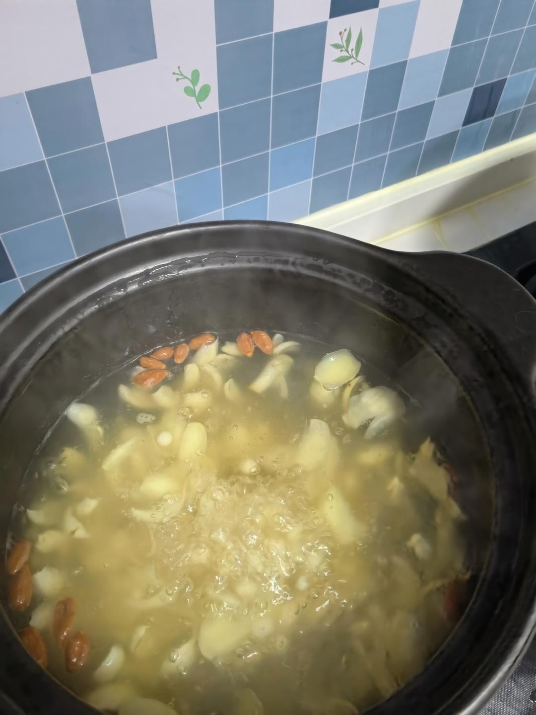 芡实莲子百合枸杞羹