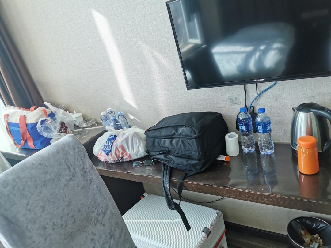 张妈妈边走边吃边看