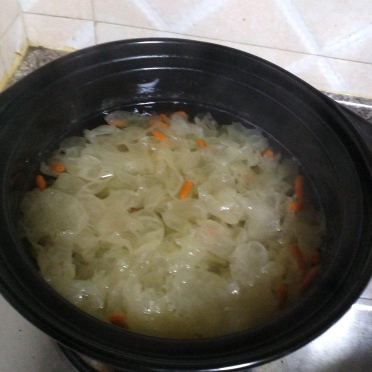 冰糖炖鲜银耳