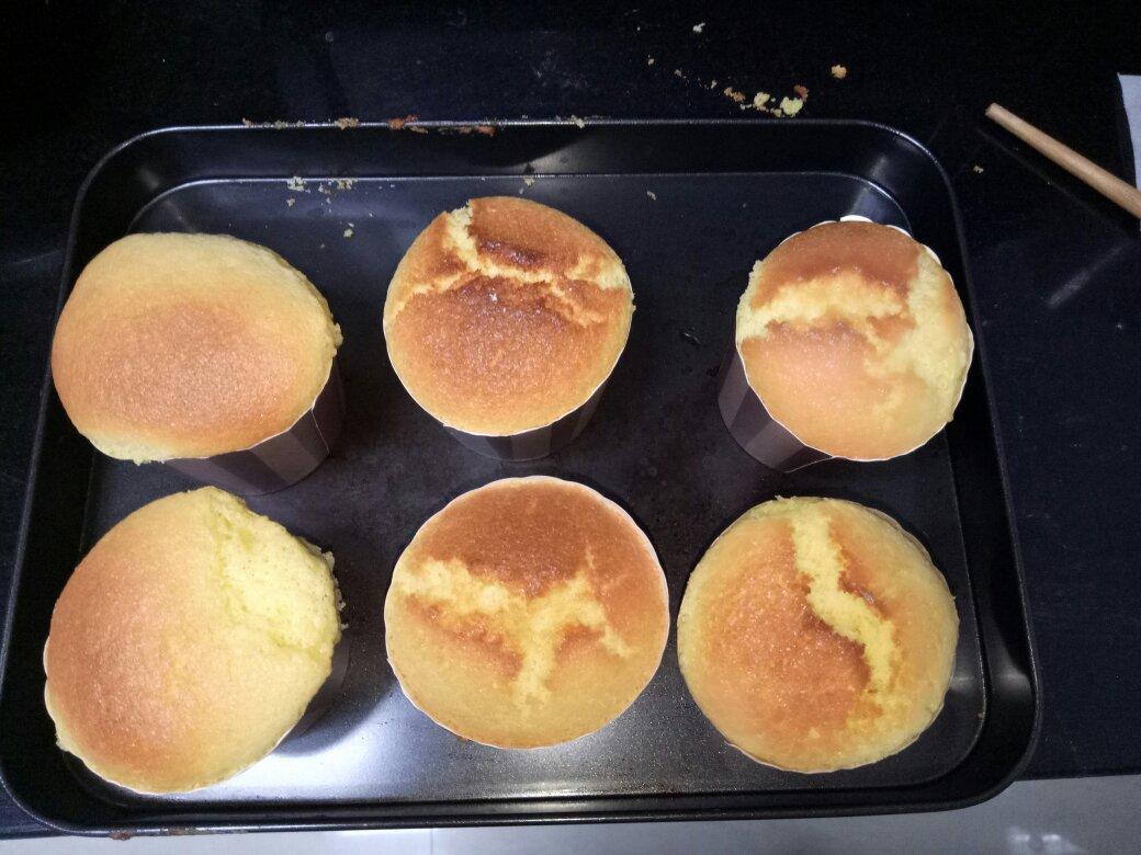 全蛋法打发原味海绵杯子蛋糕