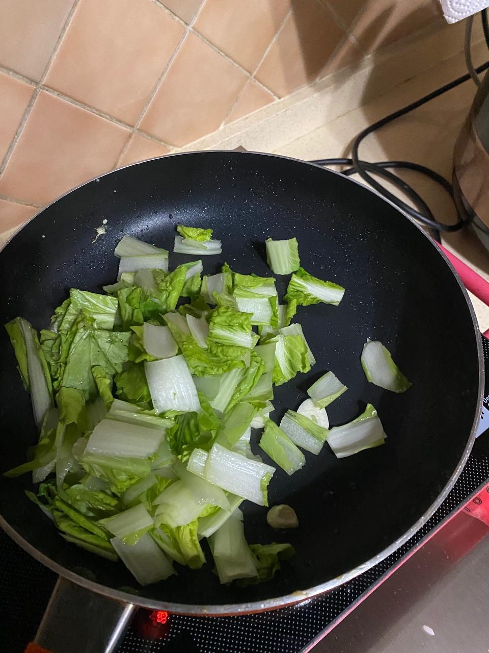 一盘菜 解决一顿饭：鸡蛋炒粉丝小白菜的做法 步骤4