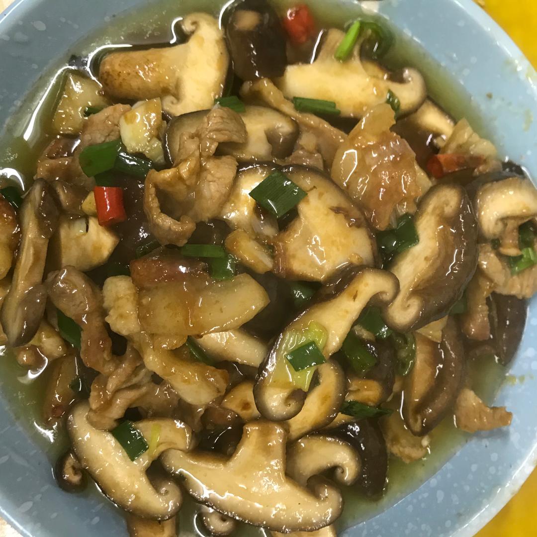 五花肉炒香菇的做法