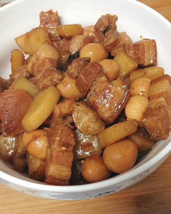加了鹌鹑蛋后，这盘红烧肉，美味的逆天啦——鹌鹑蛋烧肉（孔瑶食谱）