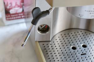 拿铁咖啡（惠家咖啡机制作）的做法 步骤2