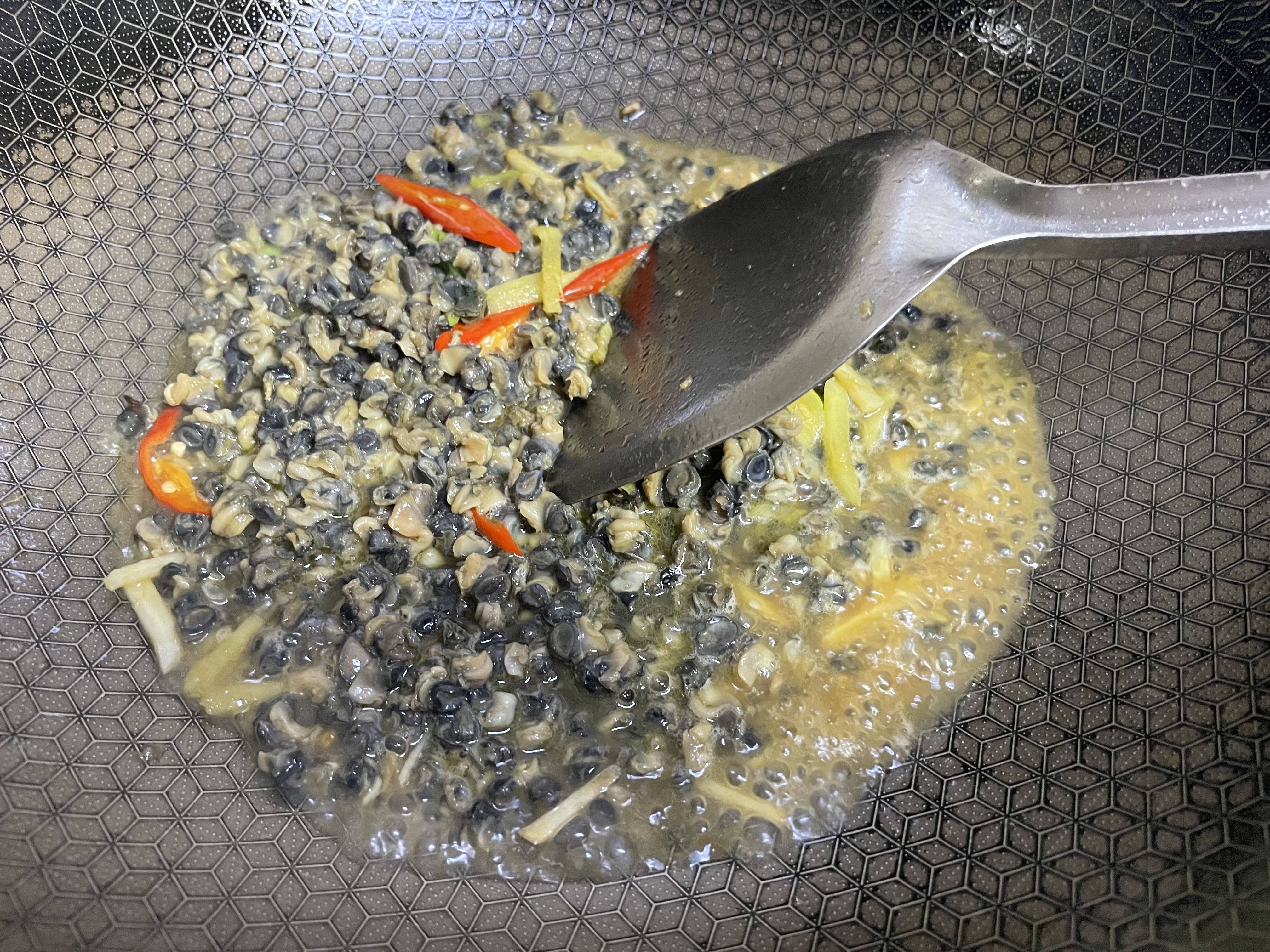 韭菜炒螺蛳肉的做法 步骤3