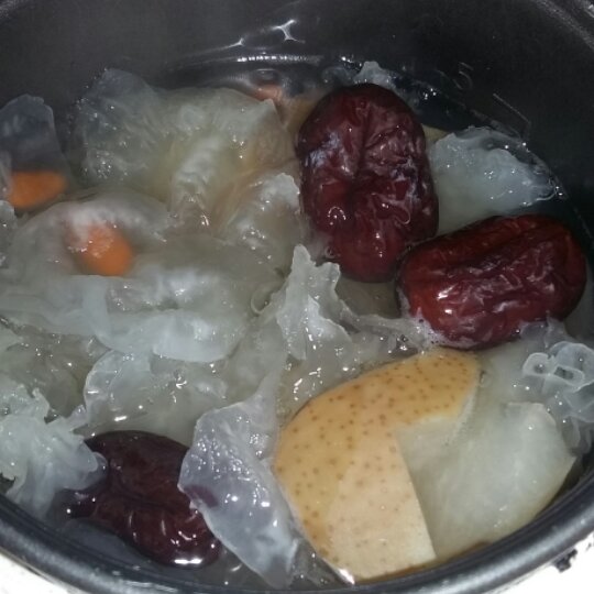冰糖银耳雪梨汤