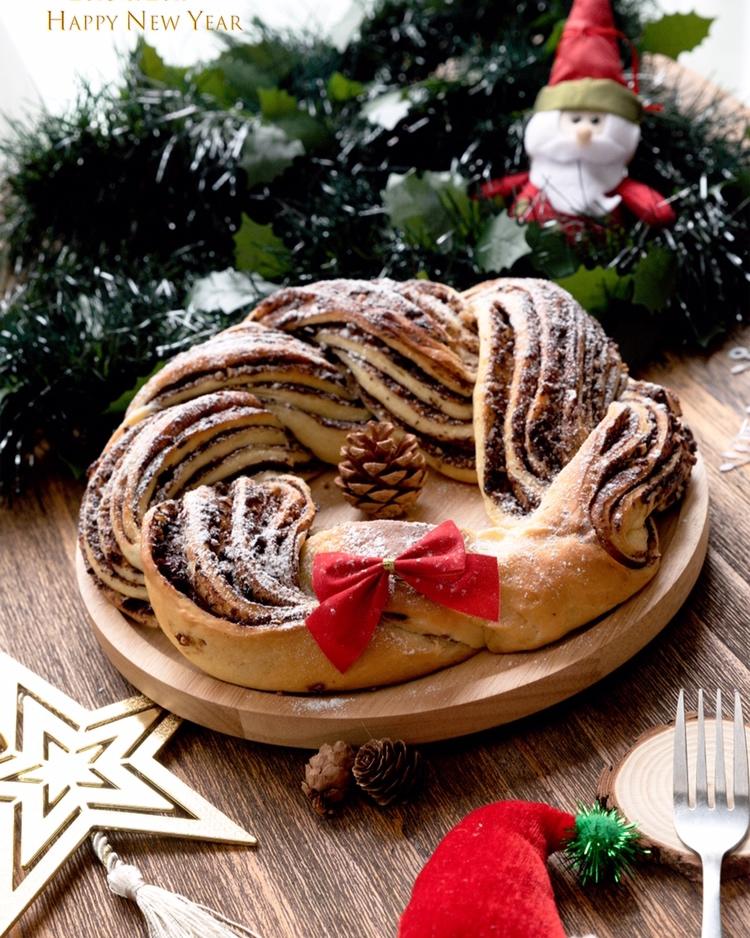圣诞巧克力坚果麋鹿花环面包