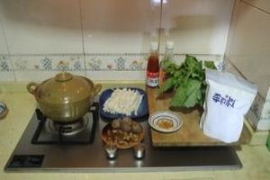 《砂锅是厨房白痴最好的朋友》砂锅丸子牛筋粿条的做法 步骤3