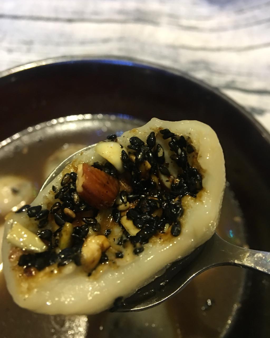 花生黑芝麻汤圆