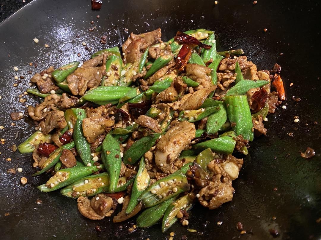 超级下饭的秋葵小炒肉