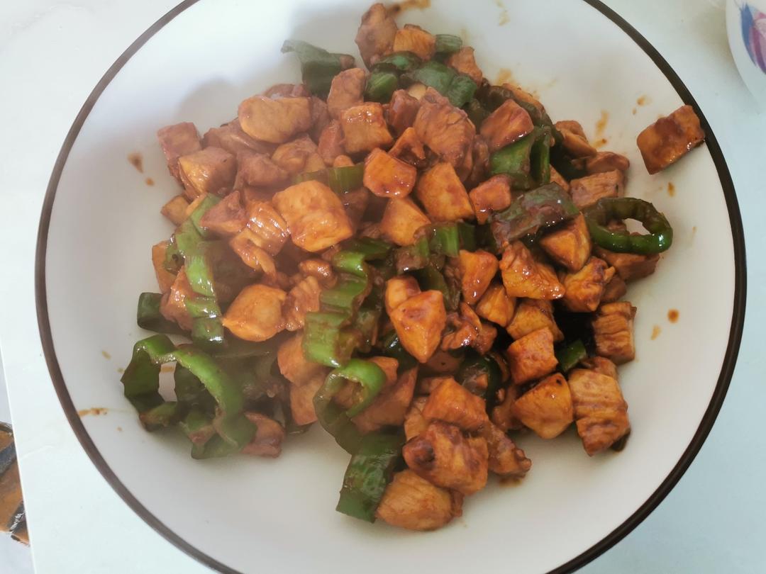 咸鲜可口的青红椒炒鸡丁