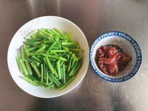 颜色漂亮入口清甜的蒜苔炒肉的做法 步骤2
