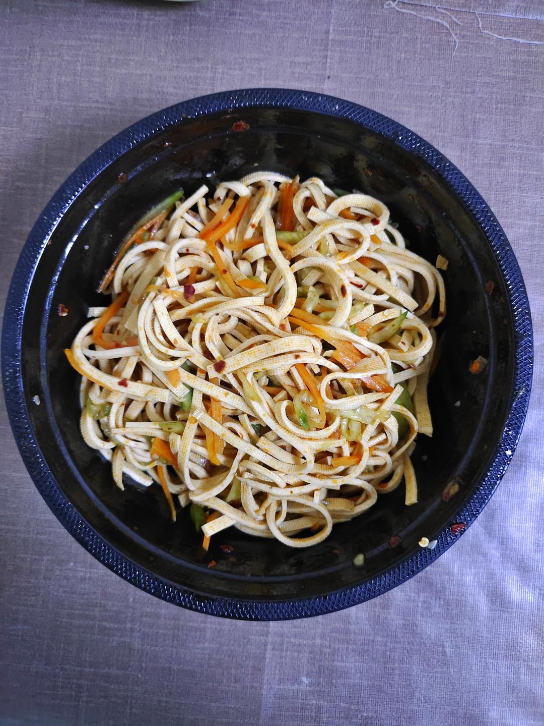 超快手的凉拌千张黄瓜胡萝卜丝