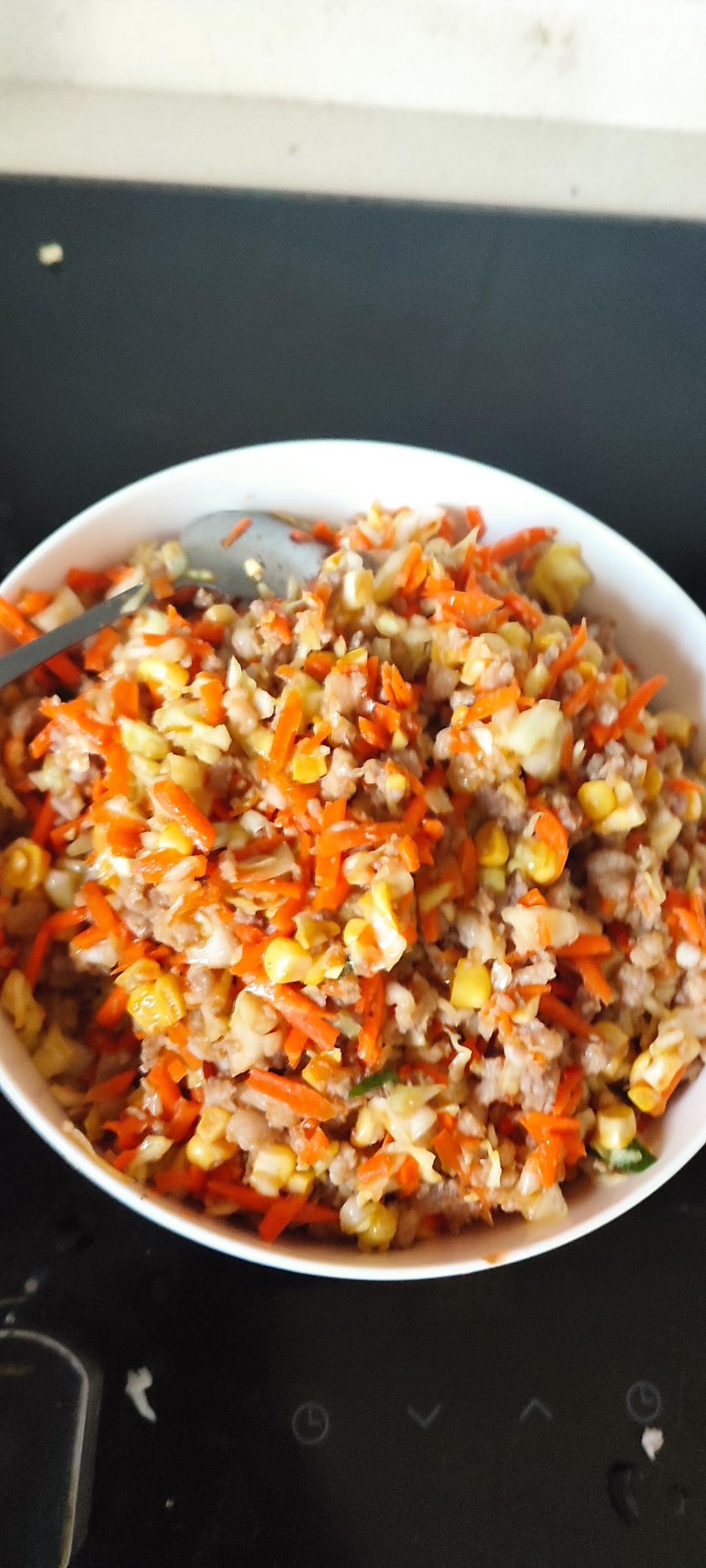 五花肉玉米包菜胡萝卜馅饺子/包子