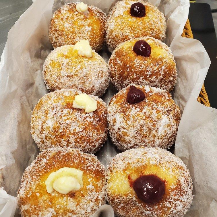 好吃到哭泣的甜甜圈VANILLA CREAM-FILLED DOUGHNUTS