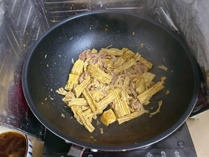 超下饭的腐竹炒肉的做法 步骤7