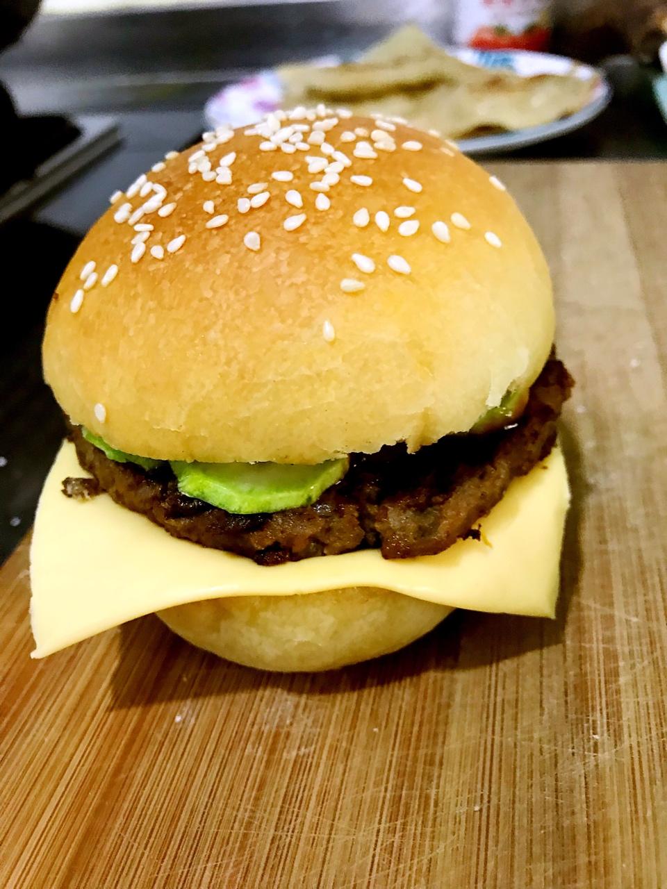 正宗的麦当劳双吉牛肉汉堡