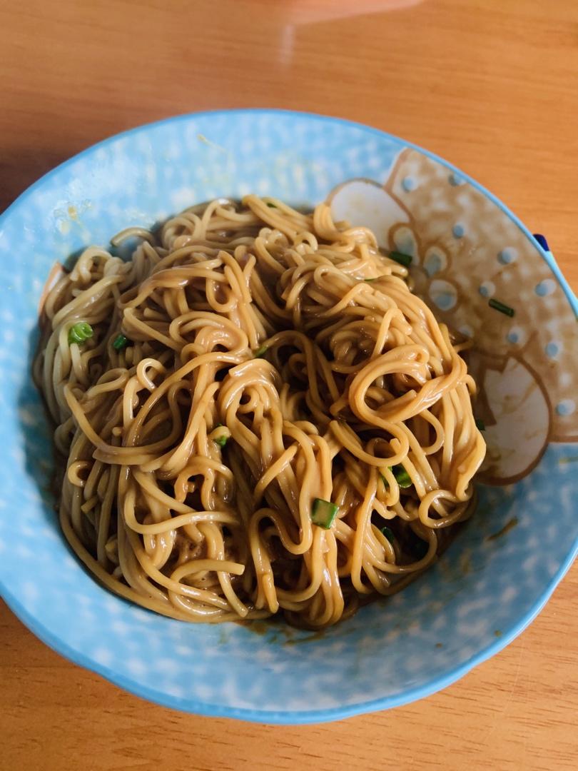 小果小泽做的芝麻酱拌面超快手超简单的翻版热干面