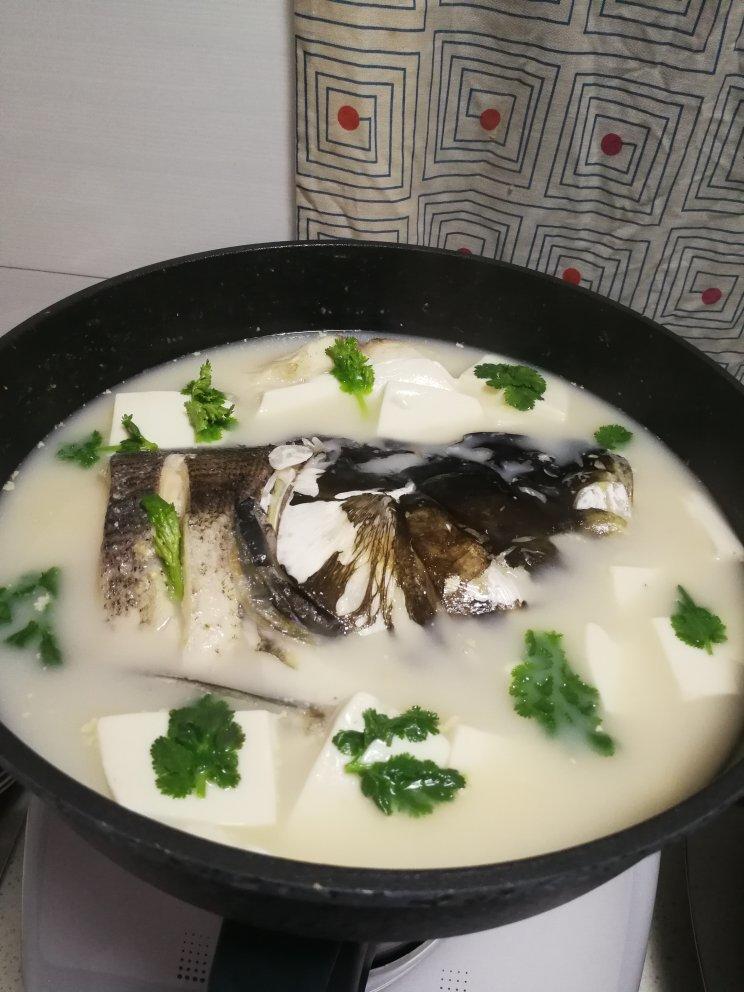 砂锅鱼头豆腐汤