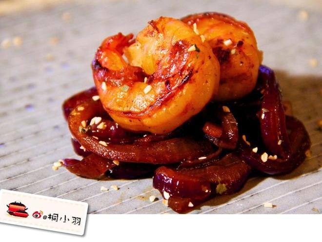 红酒洋葱烩大虾的做法