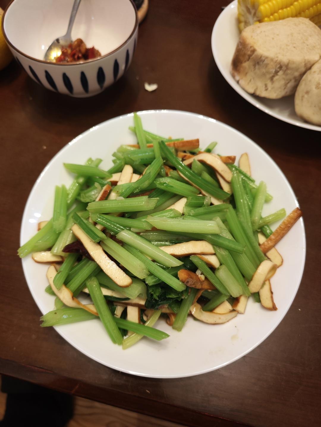 午餐晚餐简单快手下饭菜芹菜炒香干