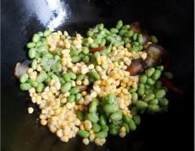 青豆玉米炒腊肉的做法 步骤4