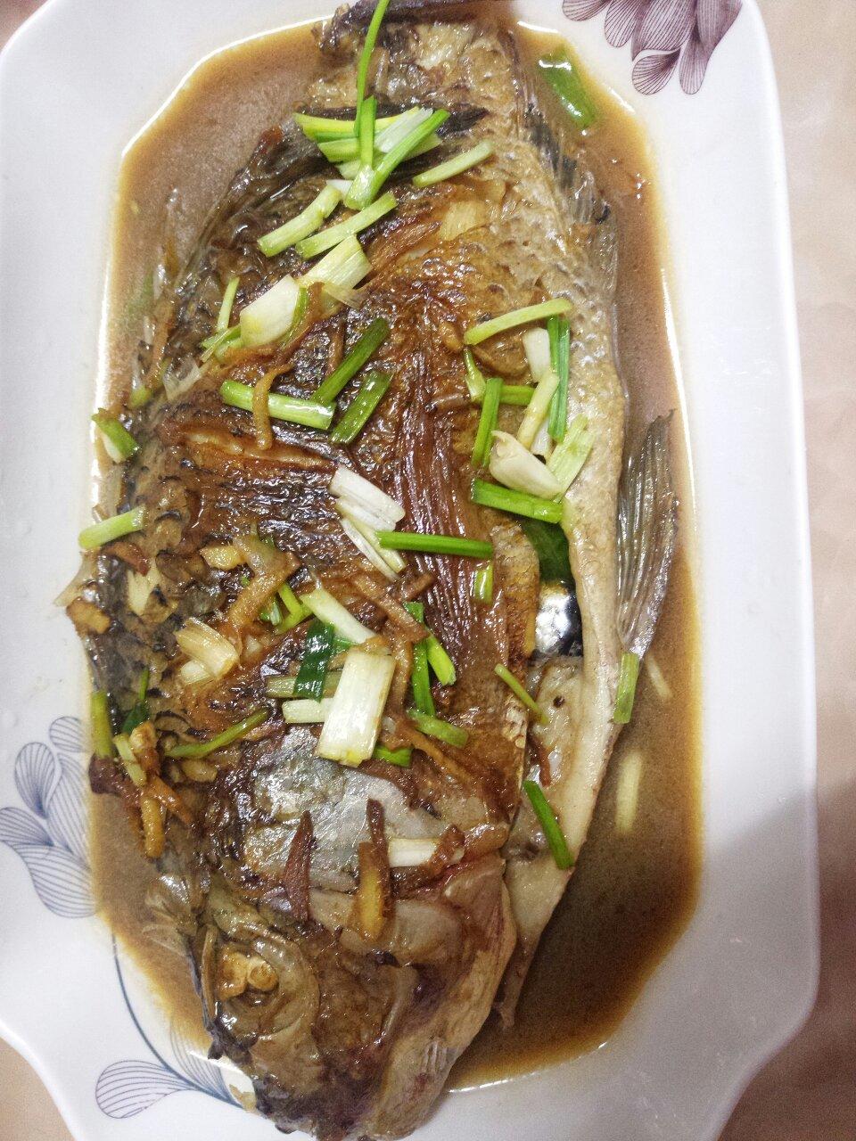 葱姜红焖鱼（附煎鱼入味又不破皮的小诀窍）