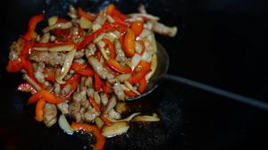 奇妙甜椒白玉菇炒肉丝的做法 步骤7