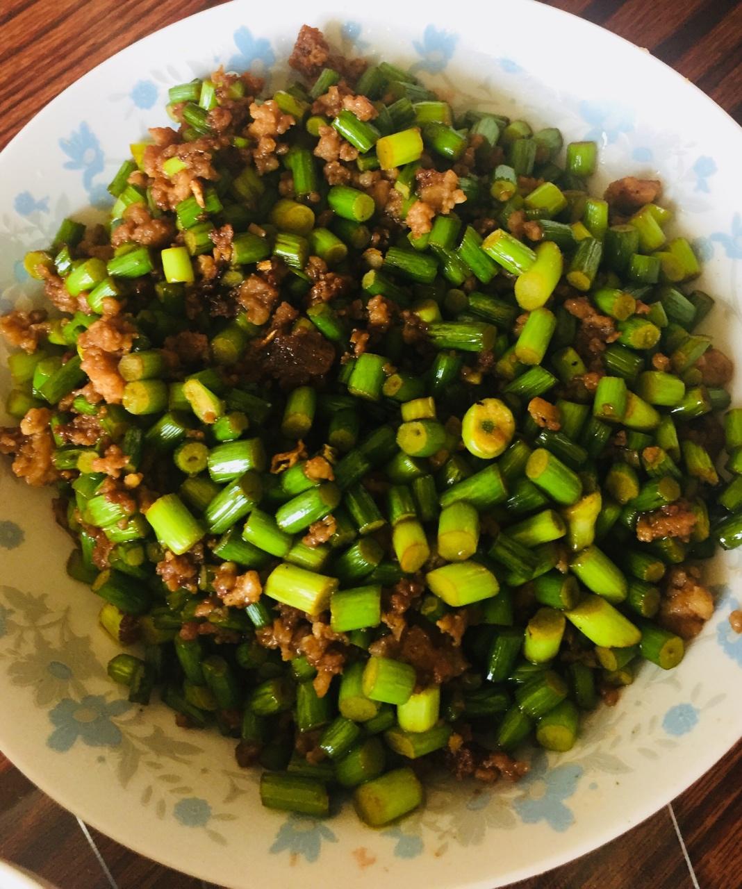 炒苍蝇头（蒜薹炒肉沫）