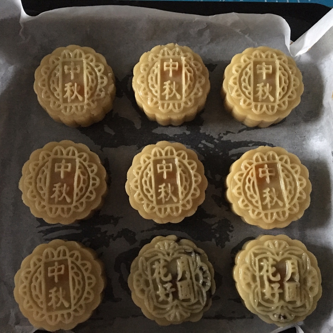 广式莲蓉蛋黄月饼 Moon Cakes with Egg yolk