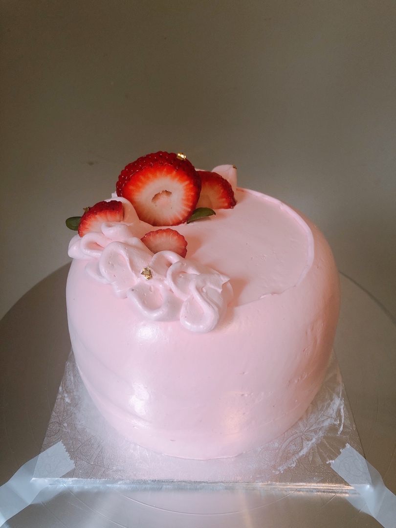 草莓装饰奶油蛋糕