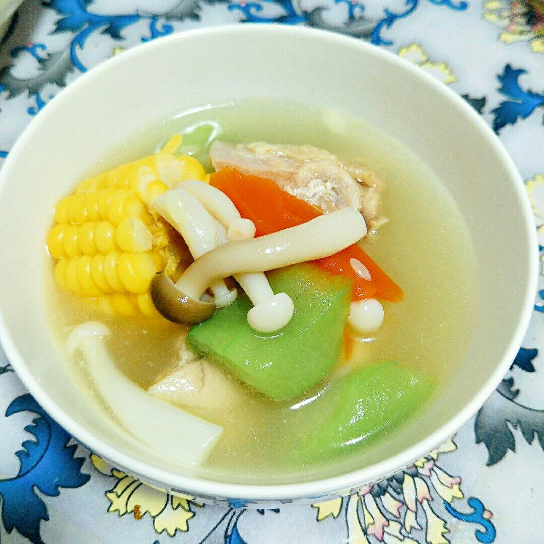 胡萝卜玉米鸡汤