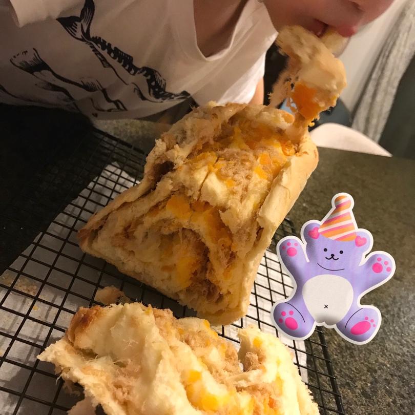 咸蛋黄肉松吐司