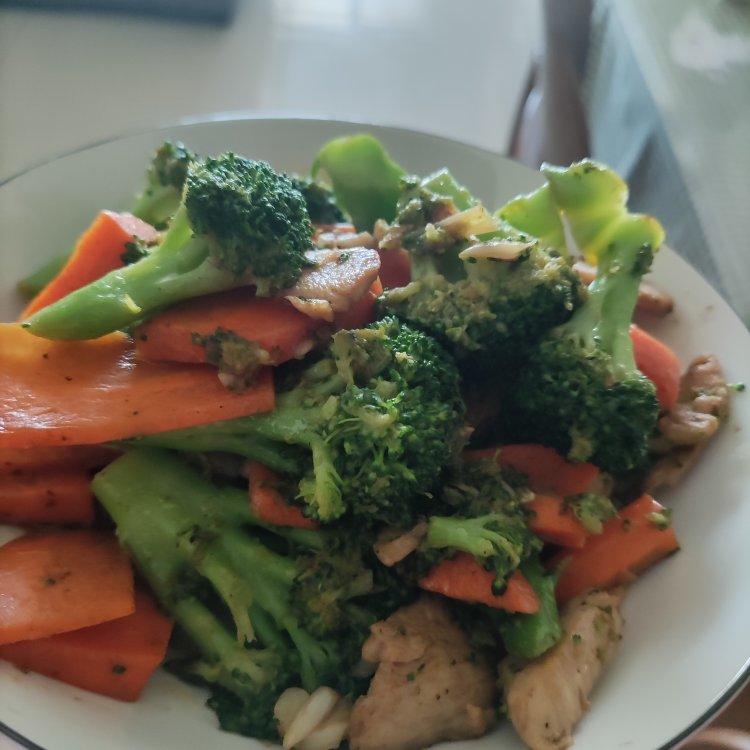 鸡胸肉炒西兰花