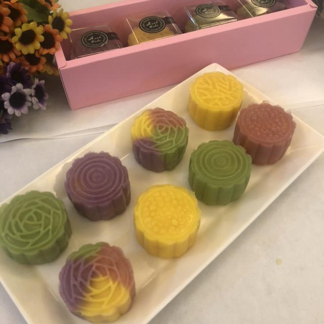 咸蛋黄奶黄冰皮月饼