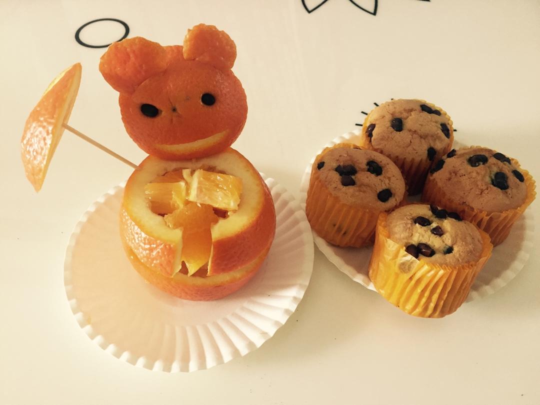 有一只金毛狗子的梧叶做的小熊橙子果盘