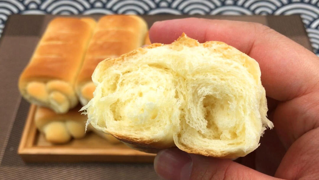 超松软牛奶面包，拉丝香甜，又香又软，好吃到爆。的做法