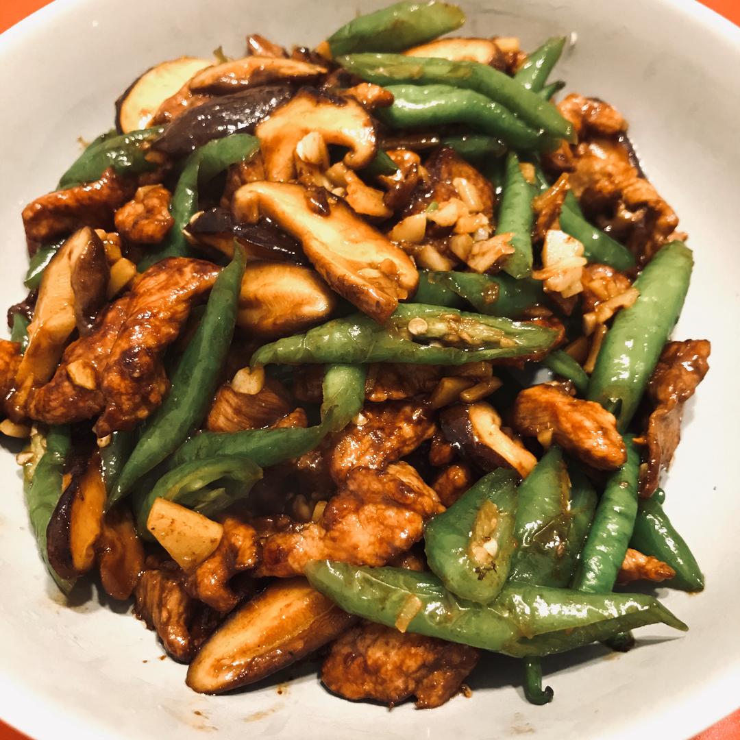 吃不腻的「青椒香菇炒肉丝」