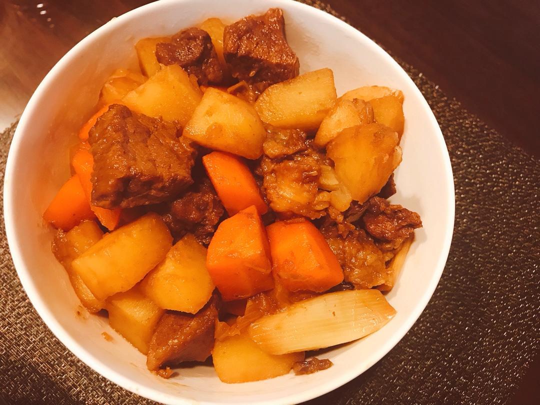 红烧牛腩炖土豆