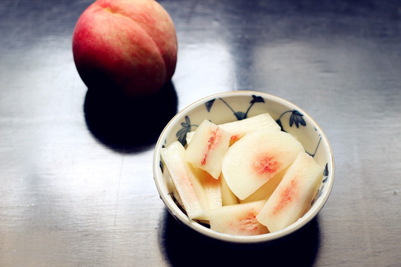 小春小姐做的桃子的朴素吃法桃子加盐