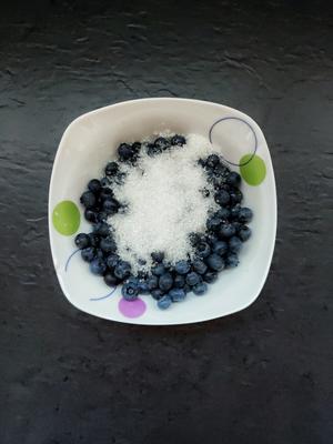 蓝莓牛奶布丁的做法 步骤3
