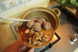 《砂锅是厨房白痴最好的朋友》砂锅丸子牛筋粿条的做法 步骤4