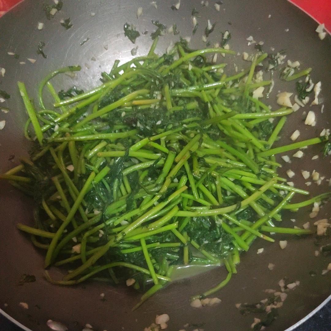 简单实用的爆炒茼蒿（青菜）