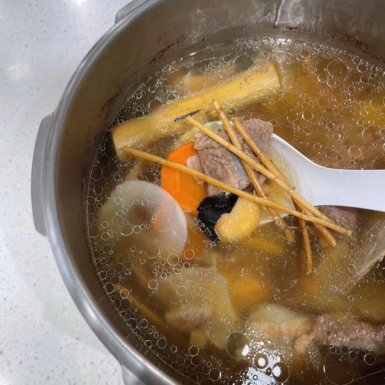 不二竹蔗茅根水肉骨汤的做法