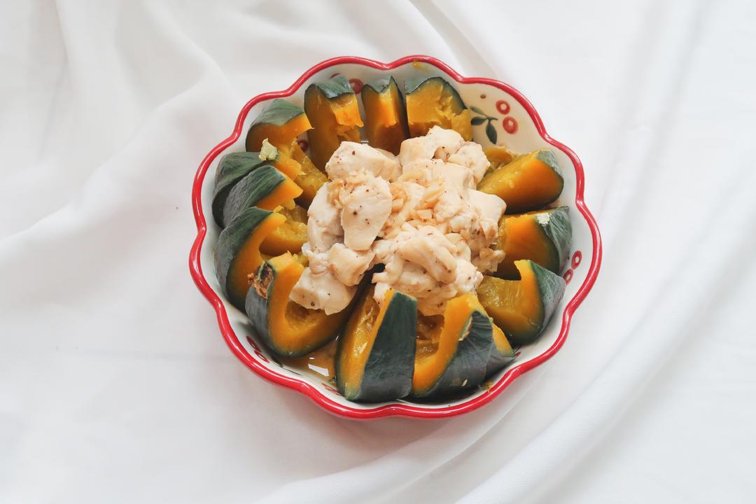 健身快手菜｜蒜蓉蒸南瓜鸡胸肉